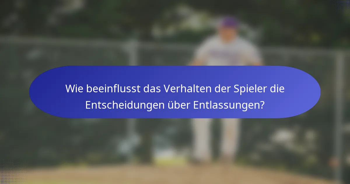 Wie beeinflusst das Verhalten der Spieler die Entscheidungen über Entlassungen?